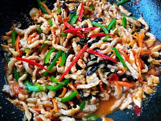 13、鱼香肉丝,最后撒上红辣椒丝简单翻炒一下即可出锅享用