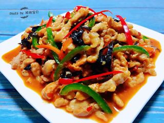 14、鱼香肉丝,最后撒上红辣椒丝简单翻炒一下即可出锅享用