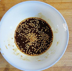 10、杏鲍菇爆鲈鱼,兑好调料汁：蚝油、糖、生抽、生粉、熟芝麻