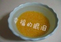 1、意式虾仁玉米粥,玉米渣用清水冲洗干净后放入适量清水在火上熬煮