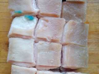 2、家常东坡肉,捞出，切成大块