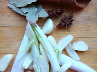 4、家常东坡肉,葱切段，蒜切片，准备好姜片、桂皮、香叶、八角等