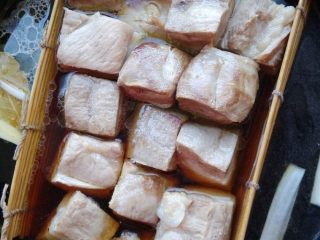 6、家常东坡肉,加红糖、白糖、盐、蒸鱼豉油、绍酒和八角，表面放点儿葱段。