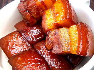 11、家常东坡肉,完成了。另外那些先拿去吃了，留了几块儿拍照，所以就不摆了
