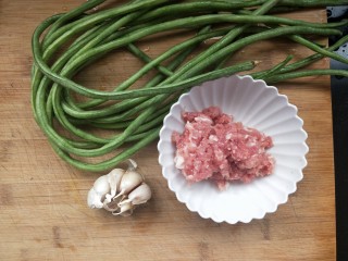 1、肉沫豆角,准备食材：蒜，肉馅，长豆角，也叫豇豆