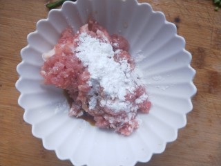 2、肉沫豆角,肉馅加料酒，生抽，淀粉，抓匀腌制一会