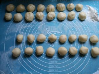 5、酥皮鲜肉月饼,如图取出搓长条切分成同等份滚圆