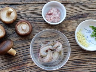1、虾肉香菇盏,准备食材