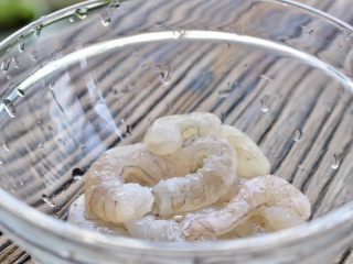3、虾肉香菇盏,剥出虾仁装碗