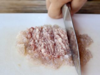 5、虾肉香菇盏,放入肉末，再次细剁一下