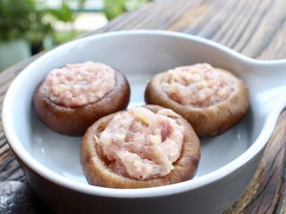 9、虾肉香菇盏,虾肉放在香菇里，成为香菇盏