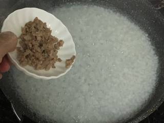 6、芹菜瘦肉粥,粥熬好后，转移到锅里（最好是砂锅里），加入肉末煮5-10分钟。