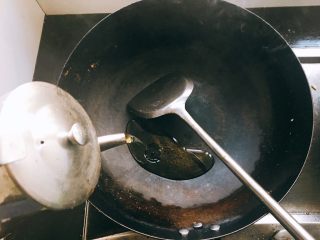 11、大盘鸡,锅里倒油