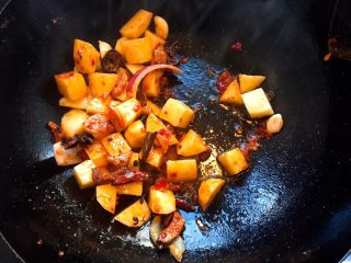 15、大盘鸡,倒入土豆翻炒