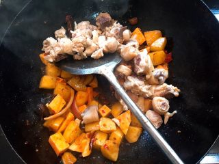 16、大盘鸡,再倒入鸡块