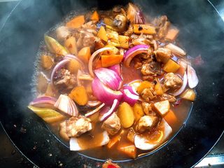 19、大盘鸡,继续翻炒,加入洋葱后倒入水,漫过鸡肉