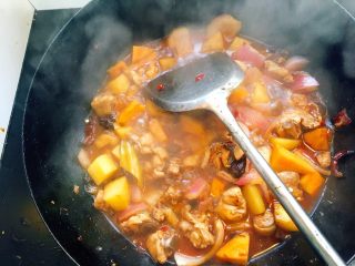 20、大盘鸡,中小火慢慢炖,主要是把土豆炖烂,差不多十分钟后汤汁差不多了改为大火