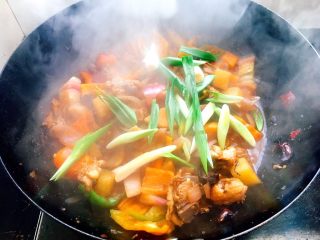 22、大盘鸡,加入蒜苗大火收汁