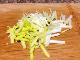 2、酸汤肥牛（番茄浓汤版）,将韭黄洗净切段。