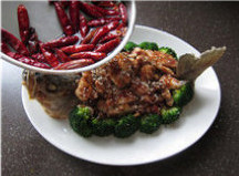 17、香辣鲈鱼,闻到辣椒的焦香味时，连油带辣椒一起浇在鱼肉和西兰花上