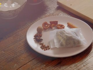 3、人生不止眼前的苟且,还有让人流口水的红烧,挑拣出几味备用,其他的装进料包中~