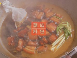 12、人生不止眼前的苟且,还有让人流口水的红烧,锅中加入沸水、鹌鹑蛋、少量生抽、食盐、葱结和料包,大火烧开