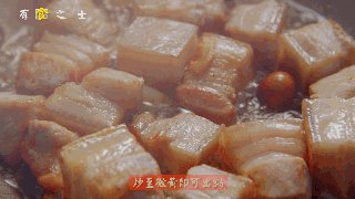 8、人生不止眼前的苟且,还有让人流口水的红烧,肉块下锅,煎至金黄即可