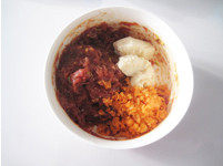 3、小朋友也爱吃的肉丸子 一招让肉丸更软糯嫩滑——【茄汁肉丸】,放入豆渣、胡萝卜碎和少许香油。