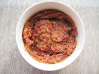 4、小朋友也爱吃的肉丸子 一招让肉丸更软糯嫩滑——【茄汁肉丸】,搅拌均匀后,静置10分钟左右。