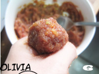 5、小朋友也爱吃的肉丸子 一招让肉丸更软糯嫩滑——【茄汁肉丸】,取一小团肉馅,从虎口处挤出肉丸,用小勺沿丸子底部取下放入盘中。