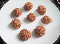 6、小朋友也爱吃的肉丸子 一招让肉丸更软糯嫩滑——【茄汁肉丸】,依次做好其他肉丸。