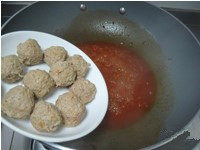 10、小朋友也爱吃的肉丸子 一招让肉丸更软糯嫩滑——【茄汁肉丸】,放入肉丸,中火煮三五分钟。