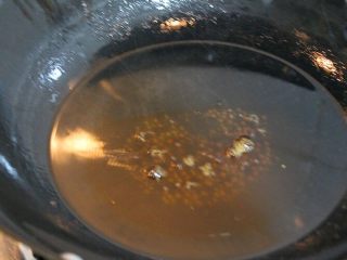 4、红烧排骨,炒至冰糖完全溶化，从锅底往上冒小气泡即可