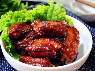 8、红烧排骨,生菜铺底装盘即可。