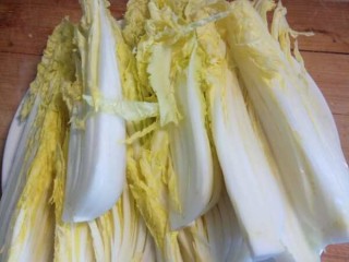 2、蒜蓉粉丝娃娃菜,娃娃菜洗净切来