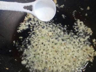 11、蒜蓉粉丝娃娃菜,放适量的盐搅匀。