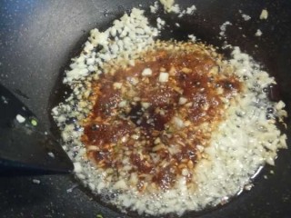 13、蒜蓉粉丝娃娃菜,翻炒均匀。