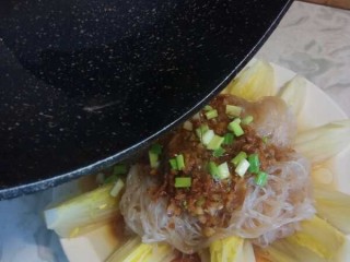 19、蒜蓉粉丝娃娃菜,刚烧好的热油淋到葱花上。