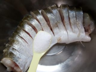 4、清蒸鱼,4．把鱼放在容器中加盐，抹遍鱼的全身。