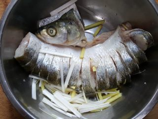7、清蒸鱼,7．葱姜丝放入盛有鱼的容器中，腌30分钟。