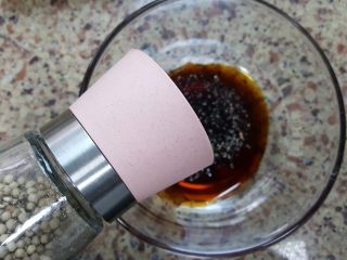 9、清蒸鱼,9．加少许现磨的白胡椒粉，去腥。