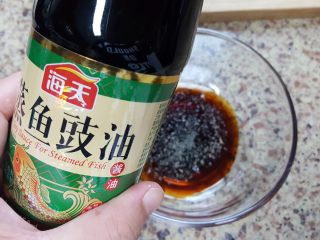 10、清蒸鱼,10．加入蒸鱼豉油。