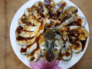 17、清蒸鱼,17．鱼蒸好后把蒸出的汤汁倒掉，再将酱汁均匀地淋在鱼身上。