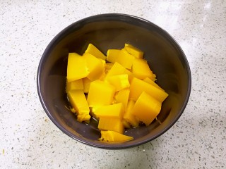 2、蟹黄豆腐南瓜羹,南瓜切成小块蒸熟。