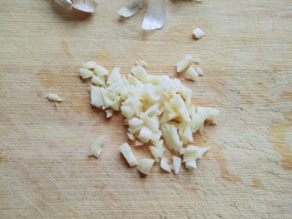 2、凉拌紫甘蓝,将蒜去皮，切碎。