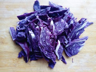 4、凉拌紫甘蓝,紫甘蓝，切细丝。