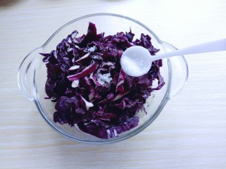 6、凉拌紫甘蓝,将洗干净的紫甘蓝放入玻璃器具中，加入盐。