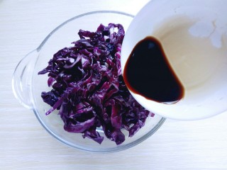 10、凉拌紫甘蓝,再加入生抽。