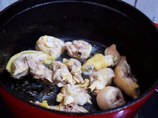 4、黄焖鸡,放入鸡腿肉翻炒至上糖色