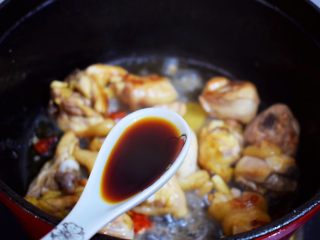 7、黄焖鸡,加入生抽